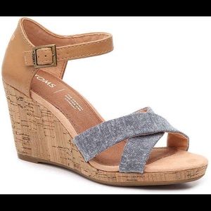 NWT! Women’s Tom’s Sienna wedge sandals.